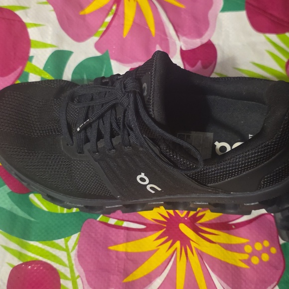 On Cloud Running Black Performance Sneakers - Picture 2 of 6